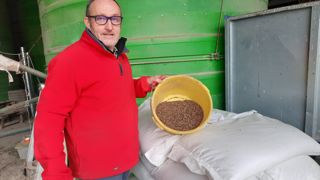 "Un travail technique autour des variétés de gros grains et de différents paramètres de la qualité est mené en collaboration avec Bio Bourgogne au sein de notre filière", souligne Pascal Guerin présenant ici du sarrasin. "Un travail technique autour des variétés de gros grains et de différents paramètres de la qualité est mené en collaboration avec Bio Bourgogne au sein de notre filière", souligne Pascal Guerin présenant ici du sarrasin.