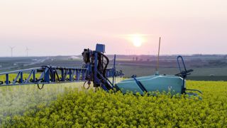 Le plan pollinisateurs, lancé fin 2021,instaure désormais la possibilité de traiter avec un produit autorisé à floraison dans les deux heures qui précèdent le coucher du soleil et dans les trois heures qui le suivent. Le plan pollinisateurs, lancé fin 2021,instaure désormais la possibilité de traiter avec un produit autorisé à floraison dans les deux heures qui précèdent le coucher du soleil et dans les trois heures qui le suivent.