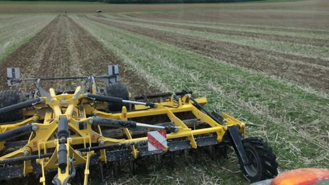 La moitié des tracteurs utilisés en grandes cultures sont équipés de dispositifs d'autoguidage. Ils permettent d'économiser du temps et du carburant.