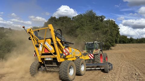 La profondeur de travail des deux rotors de l'andaineur est contrôlée à l'aide de deux roues de jauge réglables de chaque côté. La profondeur de travail des deux rotors de l'andaineur est contrôlée à l'aide de deux roues de jauge réglables de chaque côté.