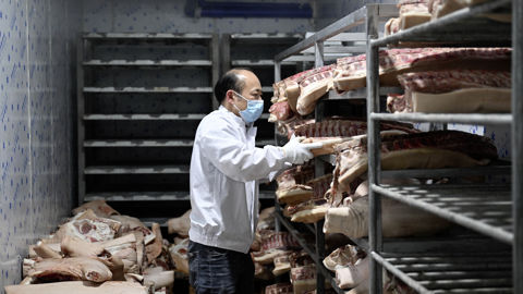 Le gouvernement chinois utilise ses stocks de viande de porc pour sécuriser son marché intérieur. Le gouvernement chinois utilise ses stocks de viande de porc pour sécuriser son marché intérieur.
