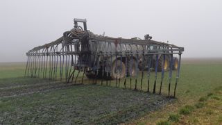 Lors de l’épandage, les aspects positifs du digestat au niveau de la fertilisation et des stocks de matières organiques doivent être nuancés par les risques de volatilisation de l'ammoniac. Lors de l’épandage, les aspects positifs du digestat au niveau de la fertilisation et des stocks de matières organiques doivent être nuancés par les risques de volatilisation de l'ammoniac.