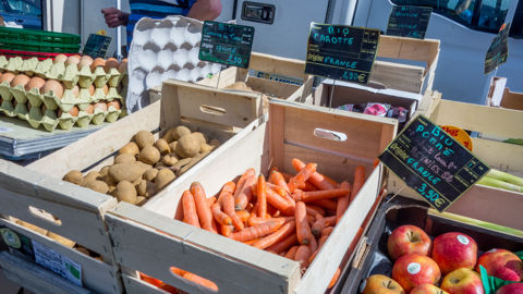 Les préfets de Région pourront cibler prioritairement certains producteurs bio, notamment ceux en vente directe. Les préfets de Région pourront cibler prioritairement certains producteurs bio, notamment ceux en vente directe.