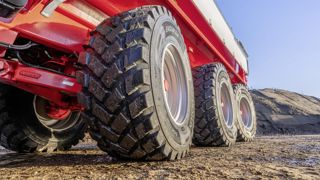 Les stries du pneumatique lui confèrent des capacités autonettoyantes. Les stries du pneumatique lui confèrent des capacités autonettoyantes.
