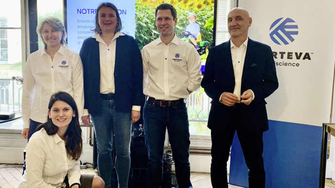 De gauche à droite : Isabelle Rougerie, responsable technique chez Corteva, Camille Jouan (accroupie), responsable communication, Séverine Jeanneau, responsable filière et développement durable, Marc Declemy, chef marché herbicides, et Alain Pescay, directeur marketing, ont présenté, mardi 28 mars, Viballa, le nouvel herbicide postlevée du tournesol de Corteva.