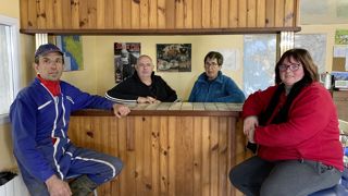 Au Gaec de Kergoat à Spézet (29), Joël et Sylvie Quéré (au fond) travaillent avec leur beau-frère Olivier Guyomarc'h et leur fille Maëva sur leur élevage bio et tout herbe.
