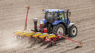 Les premiers chantiers de semis du maïs sont lancés en France. Les premiers chantiers de semis du maïs sont lancés en France.