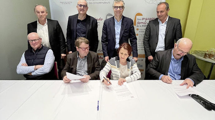 De haut en bas, et de gauche à droite : Thierry Lafaye (DG d'Océalia), Laurent Stefanini (directeur pôle élevage d'Océalia), Richard Laborie, directeur caisse du Centre Ouest, Mathieu Staub (DG d'Océalia), Hervé Forestier (vice-président d'Océalia), Bruno Tardieu (président de la caisse du CA Centre Ouest), Chantal Debost (présidente de la caisse du CA Centre France) et Philippe Delusset (président d'Océalia).