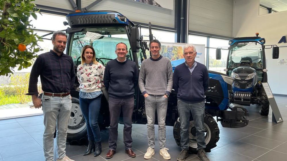 L’équipe du groupe Faupin devant le tracteur spécialisé Rex de Landini. L’équipe du groupe Faupin devant le tracteur spécialisé Rex de Landini.