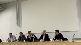 Le statut du loup est mis en cause lors du débat entre (de g. à d.) Claude Font (secrétaire général de la FNO), Jean-David Abel (pilote du réseau biodiversité de France Nature Environnement), Marc Fesneau (ministre de l'Agriculture), Eric de la Chesnais (journaliste au Figaro) et Thomas Pfeiffer (fondateur de la Maison du loup, association de protection du loup en Alsace et en France).