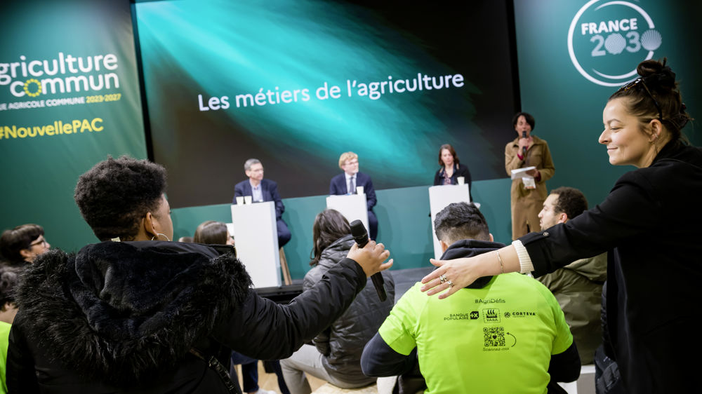 Des jeunes de quartiers populaires de la Région parisienne ont interrogé le ministre de l'Agriculture le 28 février 2023 au Salon international de l'agriculture.
