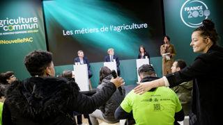 Des jeunes de quartiers populaires de la Région parisienne ont interrogé le ministre de l'Agriculture le 28 février 2023 au Salon international de l'agriculture. Des jeunes de quartiers populaires de la Région parisienne ont interrogé le ministre de l'Agriculture le 28 février 2023 au Salon international de l'agriculture.