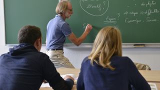 L'allocation de rentrée scolaire (ARS) est destinée aux parents ayant des enfants scolarisés âgés entre 6 et 18 ans. L'allocation de rentrée scolaire (ARS) est destinée aux parents ayant des enfants scolarisés âgés entre 6 et 18 ans.