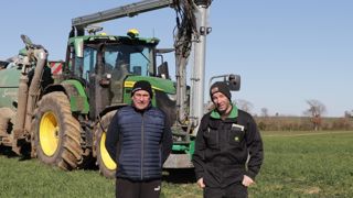 Jean-Louis Mary (à gauche) accompagné de Mathias Ferrand, le chauffeur du système de pompage FAP de chez Samson.