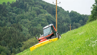La faucheuse frontale Pöttinger Novacat F Alpin est adaptée aux parcelles escarpées. La faucheuse frontale Pöttinger Novacat F Alpin est adaptée aux parcelles escarpées.