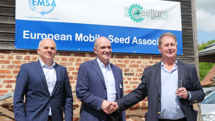 « Les trieurs à façon souhaitent normaliser leurs relations avec les semenciers à l’échelle européenne, comme c’est le cas désormais en France ou au Royaume-Uni », souligne Sylvain Ducroquet (à g.), vice-président de l’European Mobile Seed Association, au côté de François Desprez, président de Semae (au centre), et Nigel Day, président de l’Emsa.