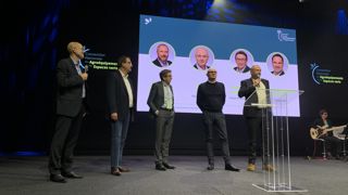 Le nouveau bureau élu d'Axema le 20 avril 2022 avec, au micro, Damien  Dubrulle, Julien Burel, Christian Fischer, Jean-Christophe Régnier avec le directeur général de l'organisation Laurent de Buyer.
