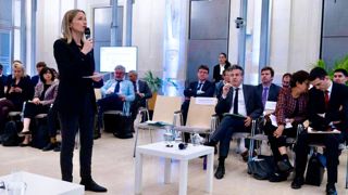 Bérengère Couillard et Christophe Béchu ont dévoilé le guide sécheresse 2023 composé de mesures de restriction des usages de l'eau. Bérengère Couillard et Christophe Béchu ont dévoilé le guide sécheresse 2023 composé de mesures de restriction des usages de l'eau.