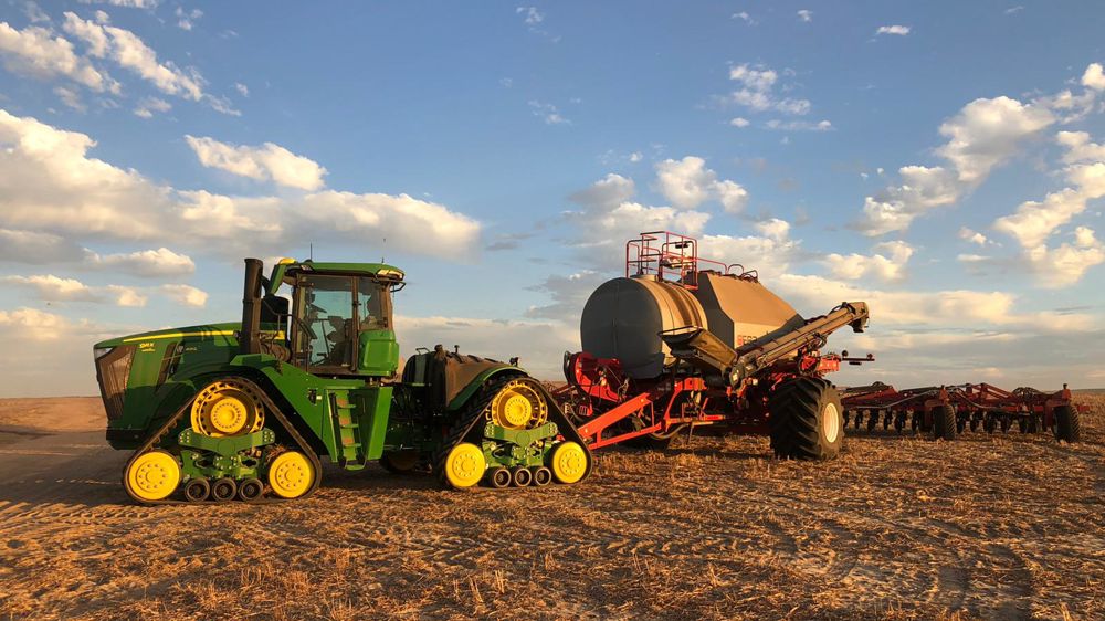 Ce John Deere 9RX 490, d’une puissance maximale de 540 ch, est un des deux tracteurs utilisés pour le semis en direct de céréales. Il emporte un semoir Morris de 18 m de large à une allure moyenne de 8 km/h.
