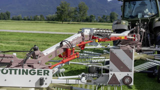 L'andaineur Top 632 A de Pöttinger propose une commande automatique de la direction du rotor arrière. L'andaineur Top 632 A de Pöttinger propose une commande automatique de la direction du rotor arrière.