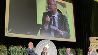Le sujet des phytos est celui sur lequel nous sommes le plus en difficulté et le plus attaqué, a rappelé Eric Thirouin, président de l'AGPB. Le sujet des phytos est celui sur lequel nous sommes le plus en difficulté et le plus attaqué, a rappelé Eric Thirouin, président de l'AGPB.