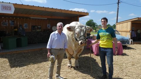 « Notre histoire familiale nous donne une force considérable pour aborder l’agriculture du futur », s'enthousiasme Raphaël Jeudy (à dr.), DG des Ets Jeudy, au côté de son père, Gilles Jeudy, à l’occasion du centenaire de l'entreprise, vendredi 26 mai, au Montet (Allier).