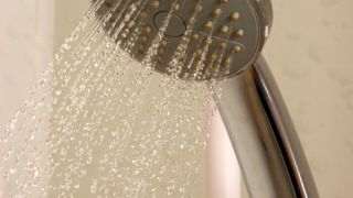 En attendant que l’eau chaude arrive, récupérez l’eau froide dans un contenant. En attendant que l’eau chaude arrive, récupérez l’eau froide dans un contenant.