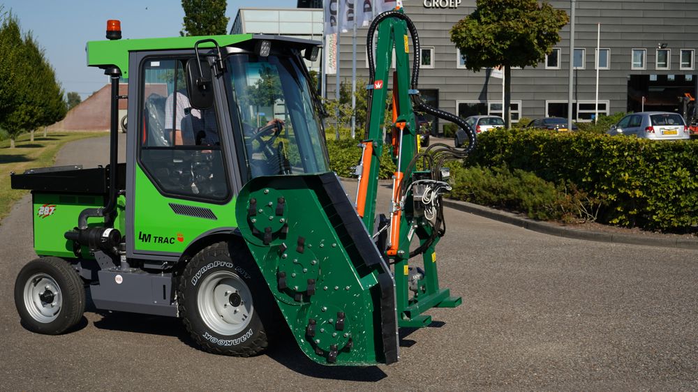 Le porte LM-Trac 287 avec un équipement de taille en montage frontal.