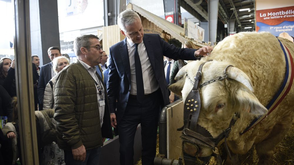 Bruno Le Maire entend les messages d'alerte de la filière viande et promet de se rendre sur une exploitation cet été (photo prises au Salon international de l'agriculture en 2019).