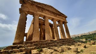 Bâtis sur une crête, entre la Méditerranée et l’ancienne ville d’Akragas (Agrigente), une dizaine de temples ont été construits entre -510 et -430. Bâtis sur une crête, entre la Méditerranée et l’ancienne ville d’Akragas (Agrigente), une dizaine de temples ont été construits entre -510 et -430.