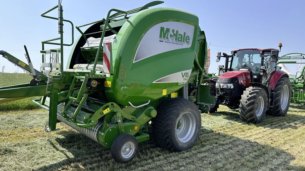 McHale a profité du salon pour proposer des démonstrations de sa presse V 6760, dévoilée lors du Sima. Sur cette presse, le cycle complet, du liage jusqu'à la fermeture de la porte, est entièrement automatisé.