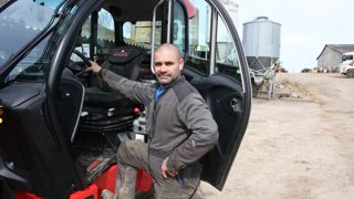 Anthony Perrault apprécie la maniabilité du chargeur. L’accessibilité à la cabine est également un point important pour l’éleveur.