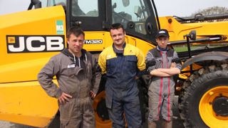 Pour Nicolas Viaud (à gauche), Noé Guilloux le salarié et Raphaël l’apprenti, la chargeuse cumule plusieurs atouts : performance, maniabilité et visibilité.