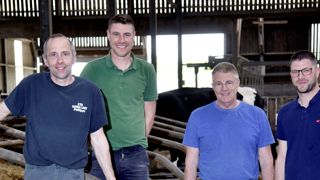 Exploitation laitière SCEA Nature et lait, à Villers-Sir-Simon (62). Stéphane Martin (à gauche), avec Hugo, Christian et Quentin Boilly, ses associés. Exploitation laitière SCEA Nature et lait, à Villers-Sir-Simon (62). Stéphane Martin (à gauche), avec Hugo, Christian et Quentin Boilly, ses associés.