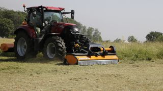 Le R-max de Rousseau est disponible avec un châssis poussé ou tiré. Ce dernier assure un meilleur suivi du sol.