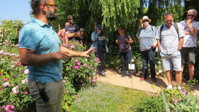 La vocation de Terra Botanica est de transmettre. Boris Barré, médiateur végétal, a dispensé ses conseils lors d'un atelier pendant le week-end de la rose, début juin.