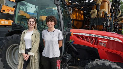 Chiara Chaubénit (à gauche), responsable marketing et communication, utilise les réseaux sociaux pour mettre en avant la marque employeur. Icyane (à droite), à la conduite de matériels viticoles, bénéficie des valeurs véhiculées au sein de l’entreprise pour accomplir au mieux ses missions. Chiara Chaubénit (à gauche), responsable marketing et communication, utilise les réseaux sociaux pour mettre en avant la marque employeur. Icyane (à droite), à la conduite de matériels viticoles, bénéficie des valeurs véhiculées au sein de l’entreprise pour accomplir au mieux ses missions.