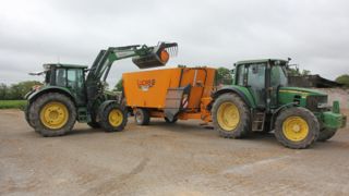 Au quotidien les éleveurs passent beaucoup de temps à utiliser du matériel de manutention : alimentation, curage, gestion et stockage des récoltes …