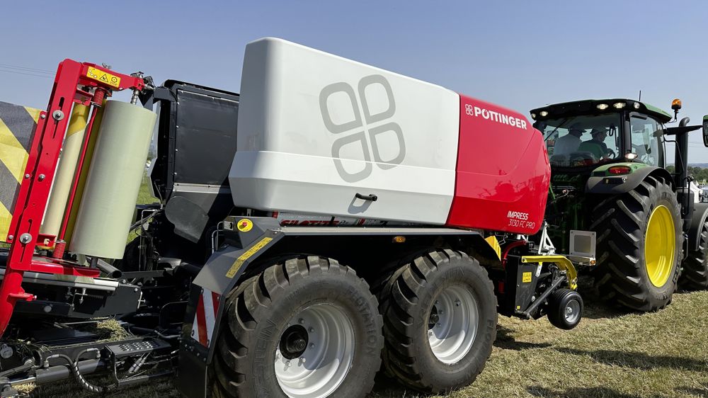 La nouvelle presse Impress de Pöttinger se décline également en version combinée avec une table d'enrubannage.