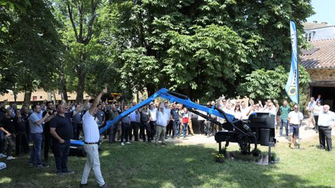 Le nouveau modèle électrique E-Kondor de la gamme E-TP a été dévoilé le 7 juin lors des soixante ans de Rousseau sur le site du château de Janzé. Le nouveau modèle électrique E-Kondor de la gamme E-TP a été dévoilé le 7 juin lors des soixante ans de Rousseau sur le site du château de Janzé.