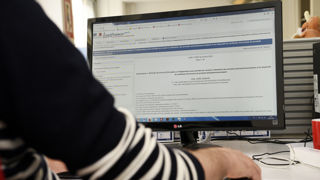 Avec la dématérialisation des services, le manque de compétences numériques devient un enjeu de société et de démocratie. Avec la dématérialisation des services, le manque de compétences numériques devient un enjeu de société et de démocratie.