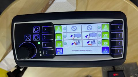 Le logiciel Rollcontrol Access-cible de Rolland utilise la pesée et des abaques de comportement du fumier dans la caisse, pour piloter le mouvement de la porte et la vitesse du tapis.