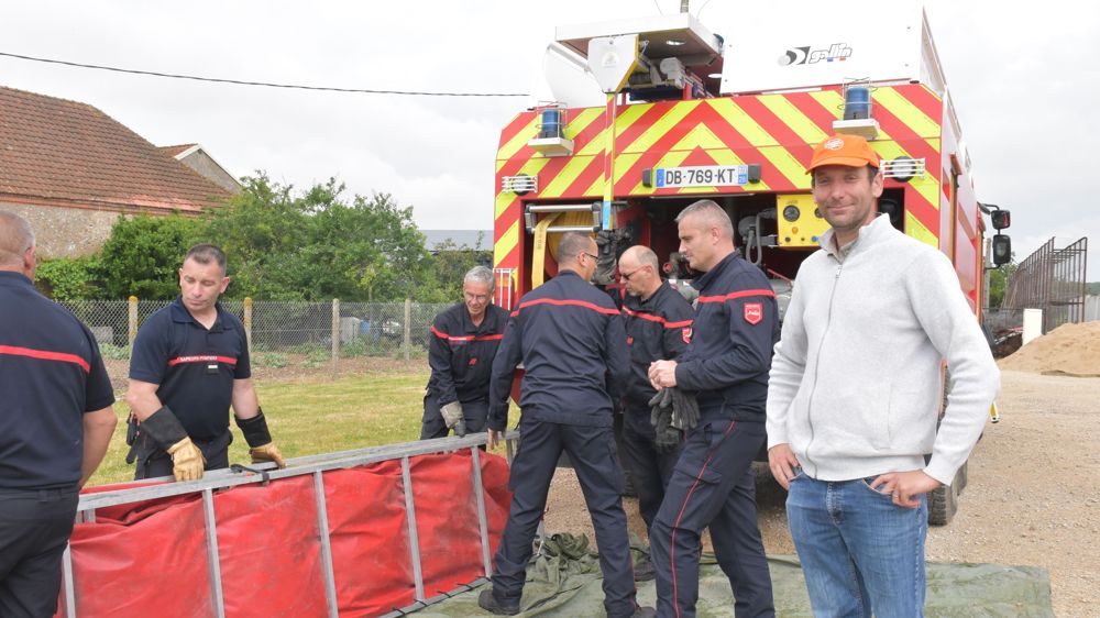 Rodolphe Bourgeot, céréalier à Poisvilliers, participe aux formations avec les pompiers pour savoir mieux agir en cas d’incendie.