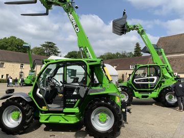 Mod&egrave;le TF30;7 CSPlus, ici au premier plan avec sa cabine &agrave; suspension.