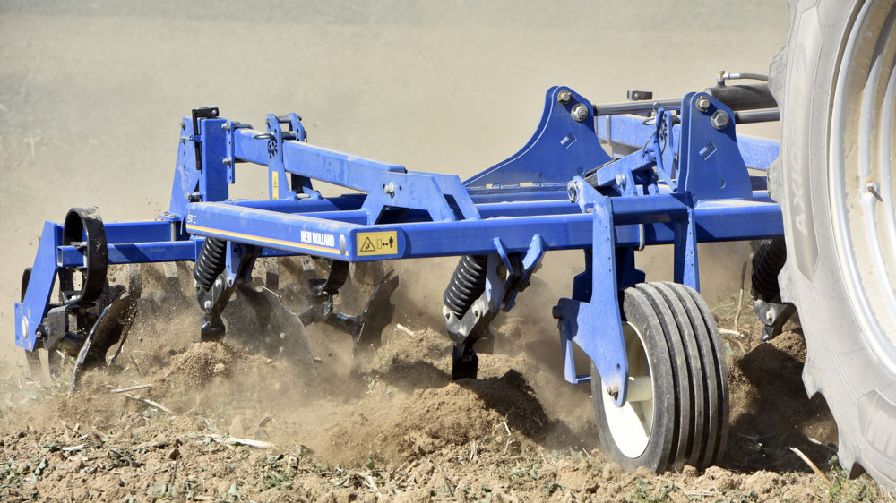 Parmi les divers intérêts du déchaumage, on peut noter qu'il contribue à la décomposition des résidus de récolte et permet de faciliter l'implantation des cultures intermédiaires.