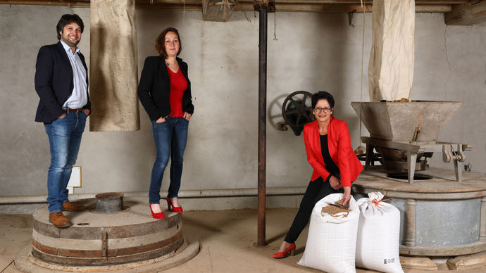 Catherine Racle vient de laisser la direction du négoce familial Bresson à ses enfants Damien et Coraline. Ici, photo en 2021 prise à l'occasion du centenaire de l'entreprise (qui aurait du être fêté en 2020) dans le vieux moulin racheté par Camille Bresson, arrière-grand-père de Catherine.