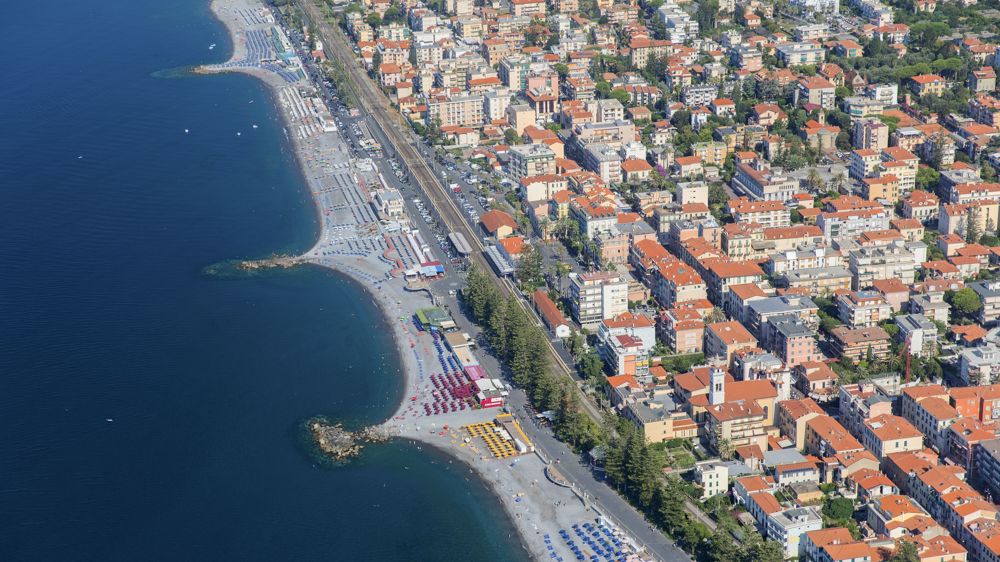 À 20 km de Menton, la petite ville ligure de Bordighera a conservé un charme suranné. À 20 km de Menton, la petite ville ligure de Bordighera a conservé un charme suranné.