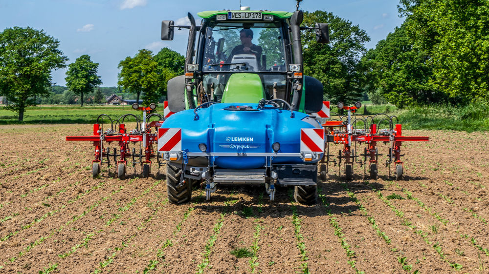 Lemken : biner et pulvériser en un seul passage avec la cuve SprayHub Lemken : biner et pulvériser en un seul passage avec la cuve SprayHub