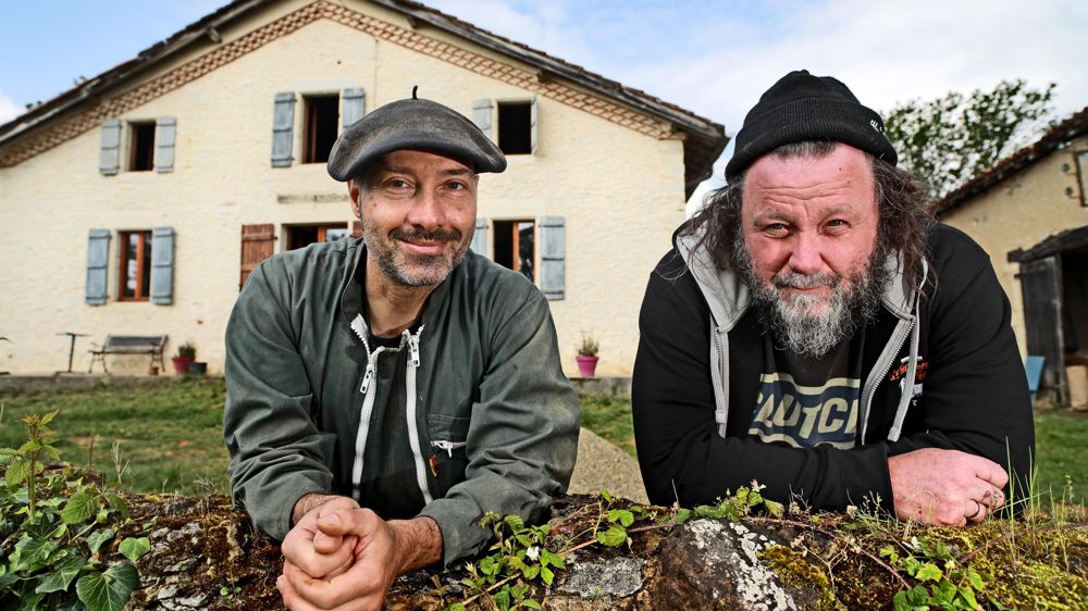 Le duo blues rock explosif de The Inspector Cluzo, composé de Laurent Lacrouts (à la guitare et au chant) et Mathieu Jourdain (à la batterie), se sont produits dans plus de 65 pays, tout en poursuivant leur activité d'agriculteurs.