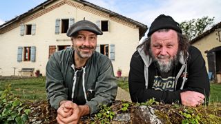 Le duo blues rock explosif de The Inspector Cluzo, composé de Laurent Lacrouts (à la guitare et au chant) et Mathieu Jourdain (à la batterie), se sont produits dans plus de 65 pays, tout en poursuivant leur activité d'agriculteurs. Le duo blues rock explosif de The Inspector Cluzo, composé de Laurent Lacrouts (à la guitare et au chant) et Mathieu Jourdain (à la batterie), se sont produits dans plus de 65 pays, tout en poursuivant leur activité d'agriculteurs.